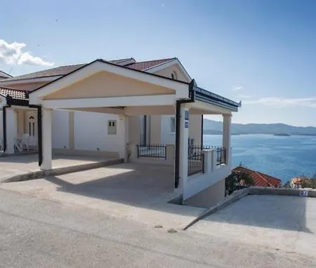 Jurkovic 4 דירה *